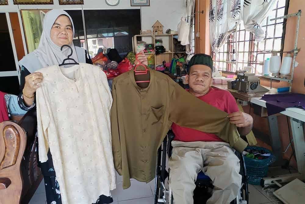 Mohd Razak dan Maslinda menunjukkan baju raya yang telah siap mengikut ukuran yang diinginkan pelanggan.
