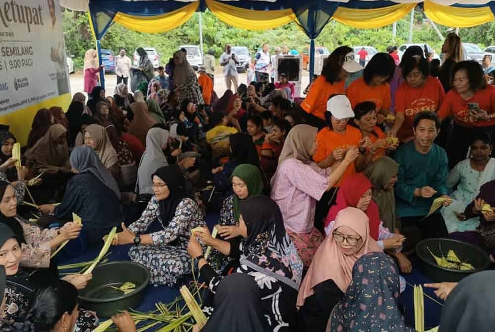 Lebih 200 masyarakat pelbagai kaum mengambil bahagian dalam acara rewang ketupat yang diadakan pada Sabtu.