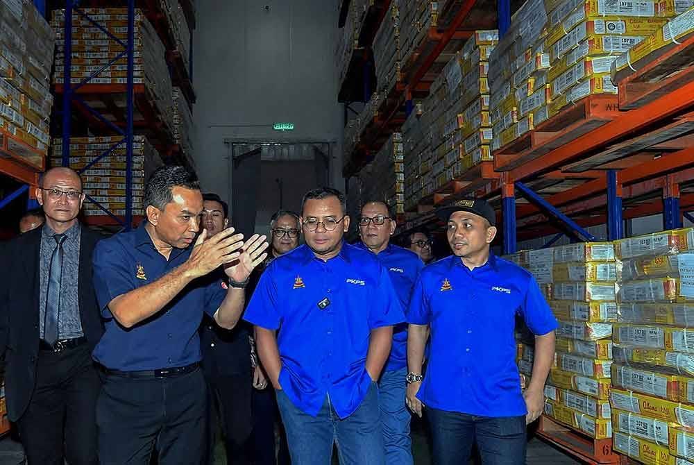 Menteri Besar Selangor, Datuk Seri Amirudin Shari (dua dari kanan) bersama Ketua Pegawai Eksekutif Kumpulan Perbadanan Kemajuan Pertanian Selangor (PKPS), Datuk Dr Mohamad Khairil Mohamad Razi (kanan) melawat gudang ketika hadir merasmikan Gudang Makanan Selangor (GMS) di Bandar Sultan Sulaiman, Pelabuhan Klang pada Sabtu. Foto Bernama