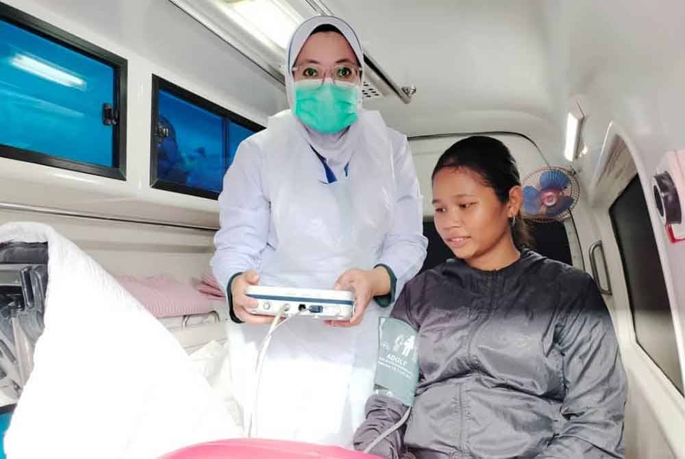 Nor Heliza (kanan) bersyukur selamat dipindah keluar menggunakan helikopter PDRM untuk dirujuk ke HEBHK, Kluang.