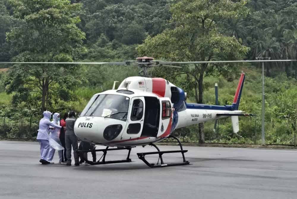 Tiga ibu mengandung dari perkampungan Orang Asli yang terputus hubungan akibat banjir di Kahang dipindahkan ke hospital menggunakan helikopter Pasukan Gerakan Udara (PGU) Polis Diraja Malaysia (PDRM) pada Sabtu.