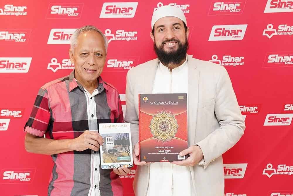 Mohammad Idrissi (kanan) bersama Muhammad Nasir (kiri) dalam pertemuan di Kumpulan Karangkraf pada Sabtu.