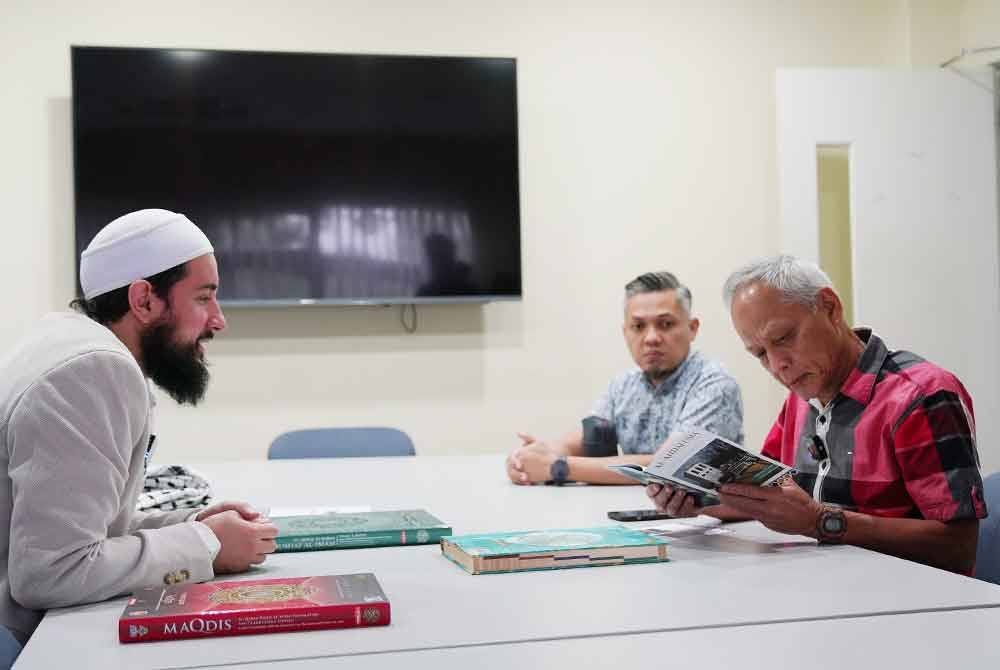 Mohammad Idrissi (kiri) berkongsi mengenai kampus pertama Universiti Islam Al-Andalusia Sepanyol kepada Penasihat Bersama Kumpulan Karangkraf, Datuk Muhammad Nasir Hamzah (kanan) dalam pertemuan di Kumpulan Karangkraf pada Sabtu.