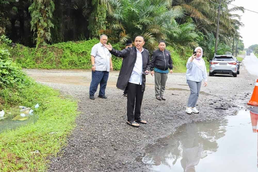 Mohd Jafni meninjau lokasi kejadian yang ternyata berlubang teruk.