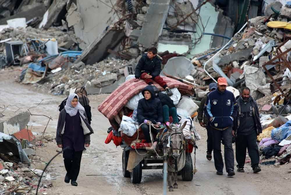 Penduduk Palestin meninggalkan Beit Lahia di utara Gaza yang turut menjadi sasaran bedilan ganas Zionis pada awal minggu lalu.