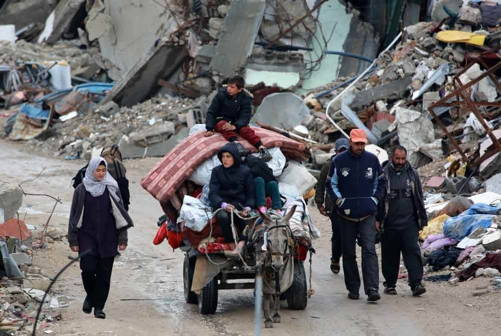 Penduduk Palestin meninggalkan Beit Lahia di utara Gaza yang turut menjadi sasaran bedilan ganas Zionis pada awal minggu lalu. - Foto: Agensi