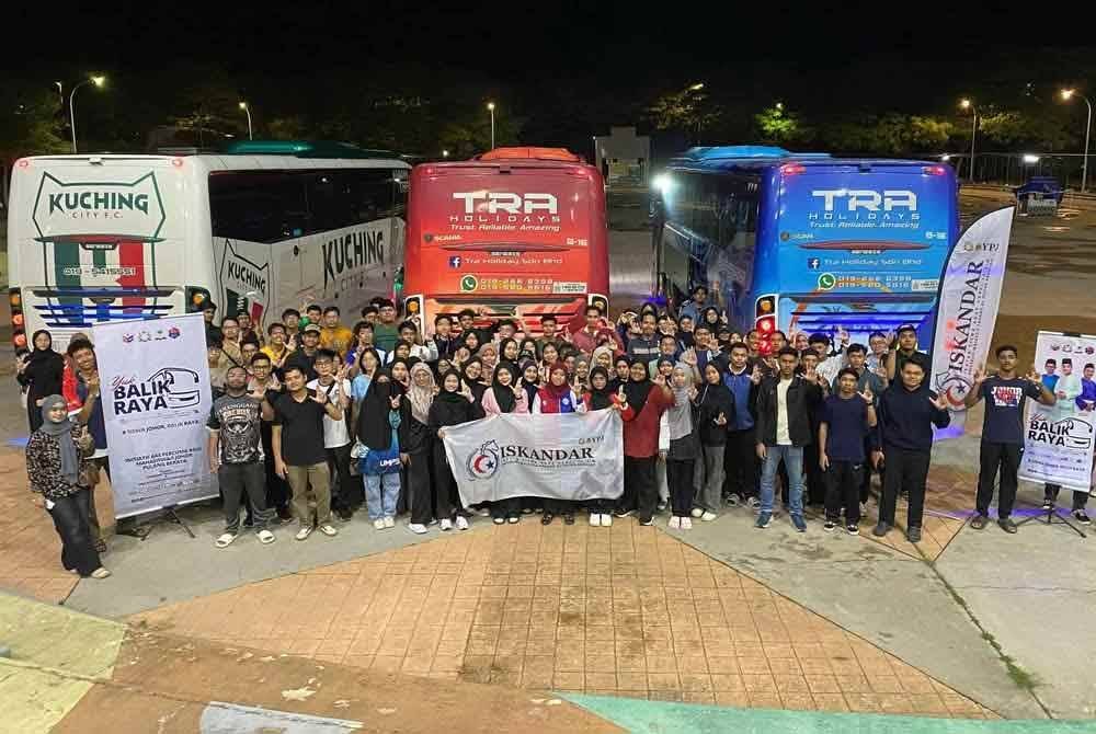 Mahasiswa Johor yang menuntut di pelbagai IPT di seluruh negara pulang ke kampung halaman menaiki bas percuma yang disediakan.