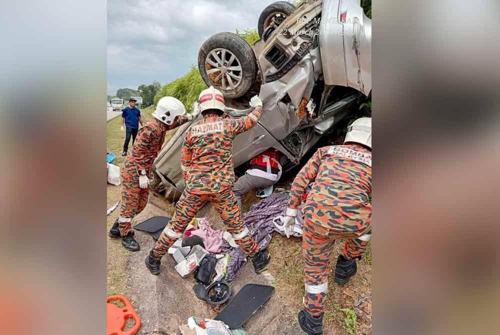Anggota bomba membantu mengeluarkan seorang mangsa yang tersepit selepas MPV dinaiki terbabas di LPT1 dekat Temerloh pada Sabtu.Foto JBPM Pahang