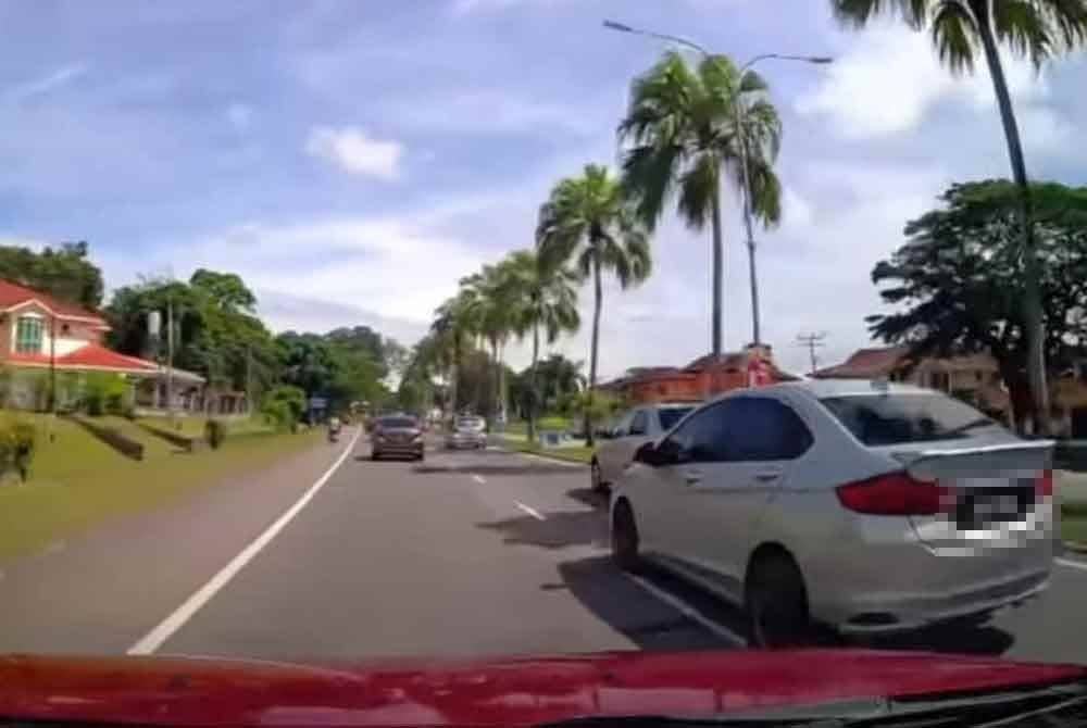 Rakaman video didakwa suspek memandu secara melulu menyebabkan mangsa terpaksa menekan brek secara mengejut sebelum berlaku pertengkaran antara kedua-duanya.