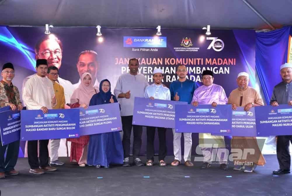 Ramanan (tengah) bergambar bersama wakil masjid dan surau yang menerima sumbangan daripada Bank Rakyat di Masjid Kota Damansara, pada Ahad. - FOTO - SINAR HARIAN / MOHD HALIM ABDUL WAHID