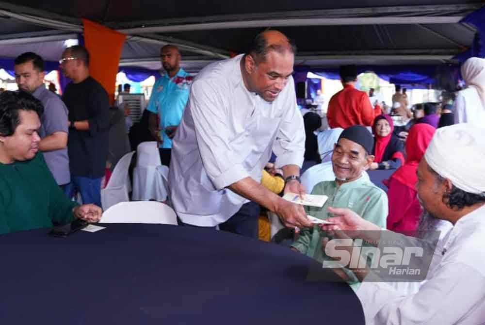Ramanan menyampaikan sumbangan duit raya kepada warga emas di Masjid Kota Damansara, pada Sabtu - FOTO - SINAR HARIAN / MOHD HALIM ABDUL WAHID