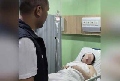  Bekas ahli politik tergamak menikam bekas isterinya sebanyak 10 kali gara-gara mangsa menolak untuk mereka berkahwin semula.