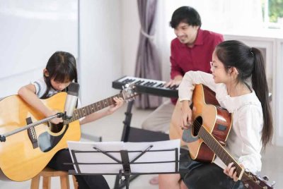 Pelajar-pelajar akan didedahkan kepada semua aspek seni persembahan termasuk kewangan, produksi, kejuruteraan audio, reka bentuk pentas dan pemasaran. Gambar hiasan