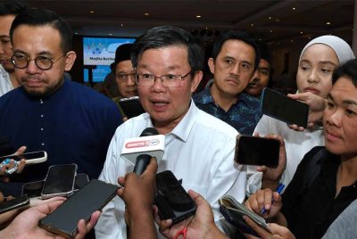 Kon Yeow (tengah) dan Steven (kiri) pada Majlis Buka Puasa Bersama Media pada Jumaat. Foto Bernama