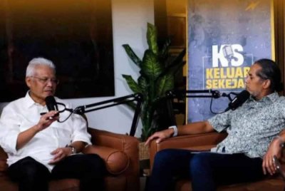 Hamzah (kiri) menjawab soalan ditanya Khairy ketika menjadi tetamu program audio siar Keluar Sekejap pada Jumaat