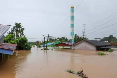 Keadaan rumah dan jalan raya yang ditenggelami air akibat banjir di Kampung Pasir Tebrau berikutan hujan beterusan sejak 19 Mac. Foto Bernama