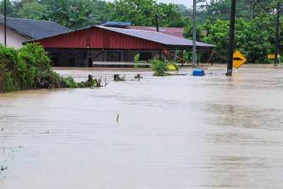 Keadaan rumah dan jalan raya yang ditenggelami air akibat banjir di Kampung Pasir Tebrau. Foto Bernama