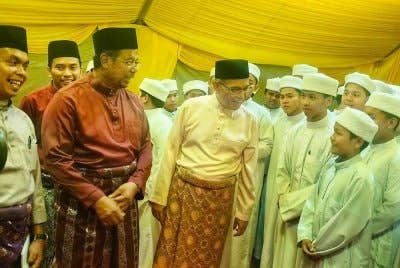 Wan Rosdy (tiga dari kiri) bersama Timbalan Menteri Sumber Manusia, Datuk Seri Rahman Mohamad yang juga Ahli Parlimen Lipis (dua dari kiri) menyantuni pelajar lelaki MTAR.
Foto Sinar Harian