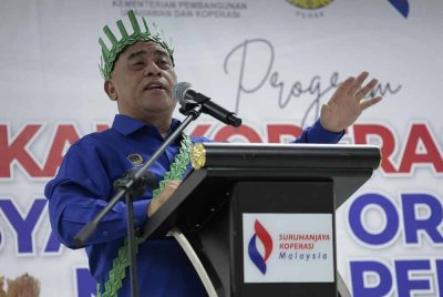 Saarani ketika berucap pada Program Gerakan Koperasi Santuni Masyarakat Orang Asal Negeri Perak di Pejabat Jabatan Kemajuan Orang Asli (JAKOA) Daerah Batang Padang dan Muallim, di sini pada Sabtu.