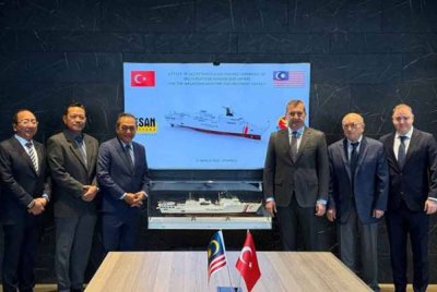 Malaysia terus memperkukuh keselamatan perairan negara dengan pemeteraian perjanjian perolehan Multi Purpose Mission Ship (MPMS) untuk Agensi Penguatkuasaan Maritim Malaysia (Maritim Malaysia). - Gambar ihsan Maritim Malaysia