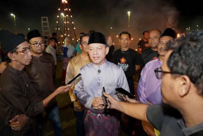 Razali (tengah) pada sidang akhbar sempena program Peliter@Perasing di Hentian Rehat dan Rawat (R&R) Perasing.