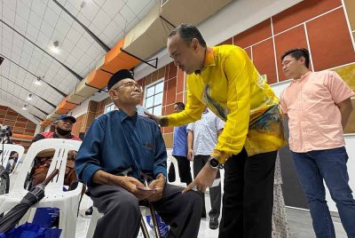 Mohd Jafni (dua dari kanan) memberi sumbangan Hari Raya Aidilfitri kepada penerima.