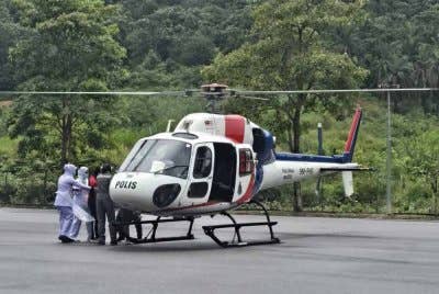 Tiga ibu mengandung dari perkampungan Orang Asli yang terputus hubungan akibat banjir di Kahang dipindahkan ke hospital menggunakan helikopter Pasukan Gerakan Udara (PGU) Polis Diraja Malaysia (PDRM) pada Sabtu.