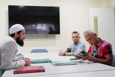 Mohammad Idrissi (kiri) berkongsi mengenai kampus pertama Universiti Islam Al-Andalusia Sepanyol kepada Penasihat Bersama Kumpulan Karangkraf, Datuk Muhammad Nasir Hamzah (kanan) dalam pertemuan di Kumpulan Karangkraf pada Sabtu.