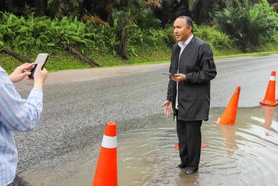 Mohd Jafni tidak dapat menahan kemarahan setelah melihat keadaan jalan yang berlubang ketika meninjau lokasi kejadian