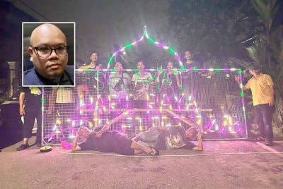 Penduduk di Jalan Sangkar 19/7 dan 7B, Seksyen 19 bergotong-royong menyiapkan hiasan lampu Aidilfitri. Gambar kecil: Noorazman