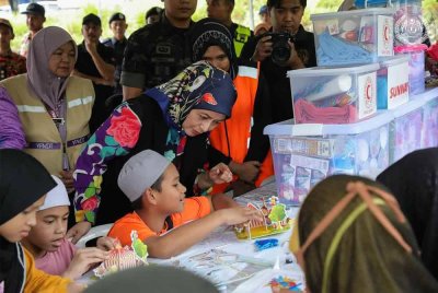 Raja Zarith Sofiah meluangkan masa beramah mesra dengan kanak-kanak yang ditempatkan di PPS. Foto Facebook Sultan Ibrahim Sultan Iskandar