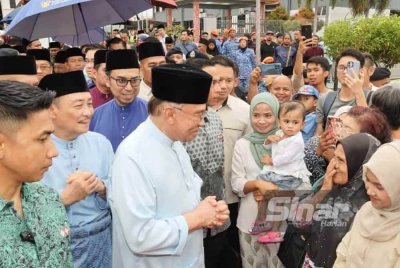 Anwar dan Hajiji beramah mesra bersama rakyat yang menghadiri Majlis Berbuka Puasa Madani peringkat negeri Sabah di Padang Istiadat Daerah Tuaran pada Sabtu.