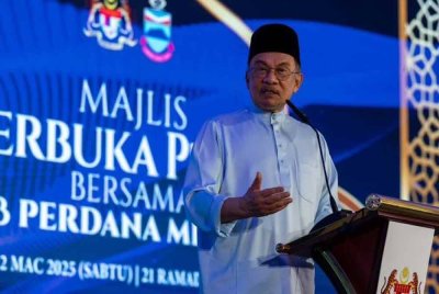 Anwar ketika berucap pada Majlis Berbuka Puasa Madani Peringkat Negeri Sabah pada Sabtu. Foto Bernama