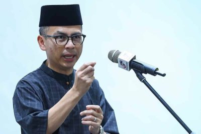Fahmi Fadzil menyampaikan ucapan pada Majlis Berbuka Puasa bersama penduduk Lembah Pantai di IWK Eco Park, Pantai Dalam pada Sabtu. Foto Bernama