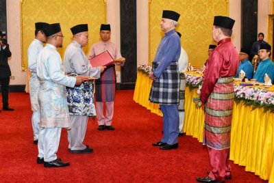Sultan Nazrin (dua dari kanan) berkenan menerima bayaran zakat perniagaan daripada Hisshamuddin kepada MAIPk di Istana Iskandariah pada Sabtu.