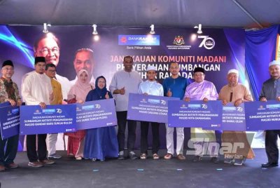 Ramanan (tengah) bergambar bersama wakil masjid dan surau yang menerima sumbangan daripada Bank Rakyat di Masjid Kota Damansara, pada Ahad. - FOTO - SINAR HARIAN / MOHD HALIM ABDUL WAHID