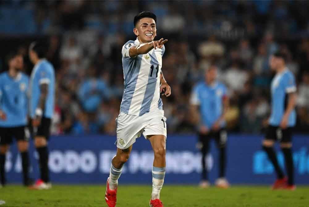 Almada meraikan jaringan untuk Argentina ketika berdepan Uruguay di Montevideo. Foto: AFP