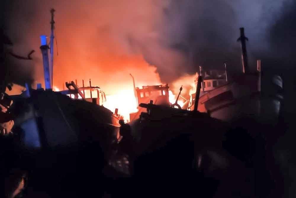 Kapal terbabit dalam proses dilupuskan dan kebakaran melibatkan kemusnahan 70 peratus.