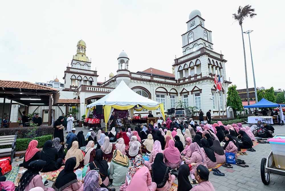 Mualaf asnaf berkumpul di Dataran Masjid Muhammadi sempena Majlis Penyampaian sumbangan Hari Raya Aidilfitri dan Berbuka Puasa Bersama Peserta Kursus Fardu Ain Mingguan Saudara Baharu 1446H/2025M pada Sabtu.