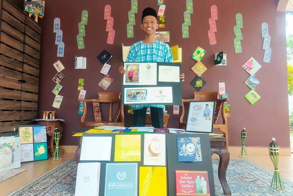 Muhammad Azim bersama sebahagian koleksi kad hari raya yang diterima dari beberapa Sultan dan juga touch pemimpin negara.