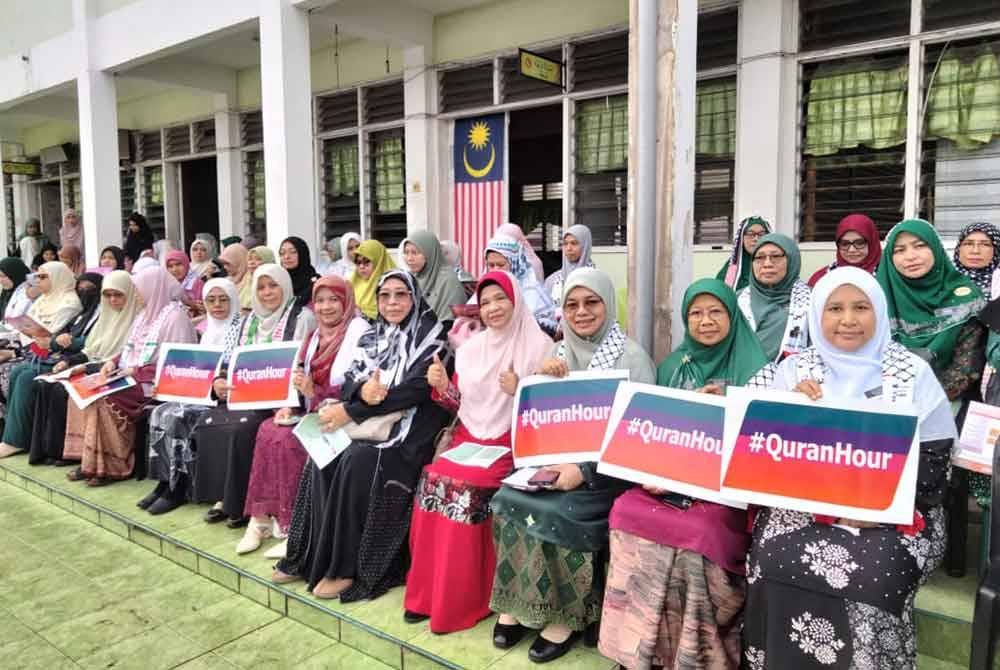 Surena (empat, kanan) bersama warga pendidik di Maahad Muhammadi Perempuan.