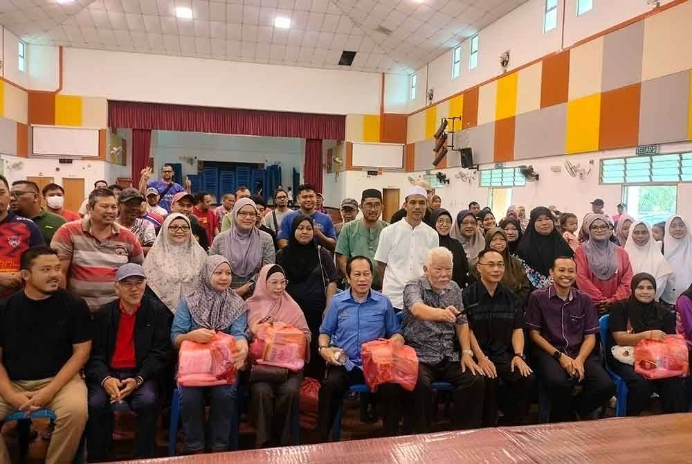 Ahmad bersama mangsa banjir di PPS SMK Bukit Batu, Kulai pada Ahad.