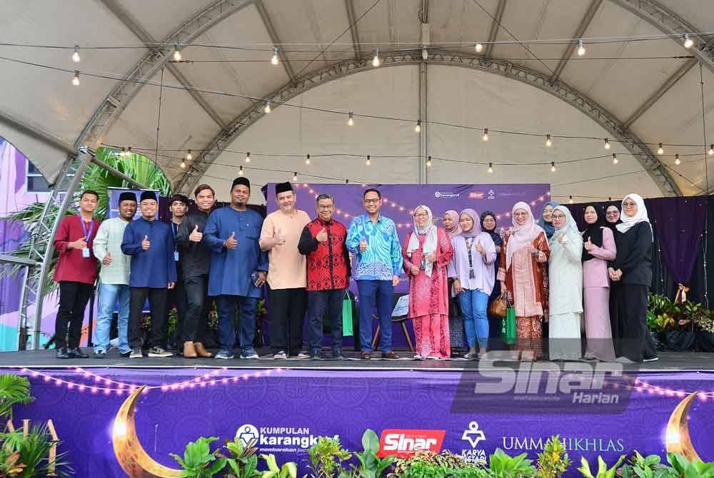 Azlan Shah (depan, enam dari kiri) dan Firdaus (depan, lima dari kanan) bergambar sebagai kenangan bersama kakitangan Puncak Niaga.