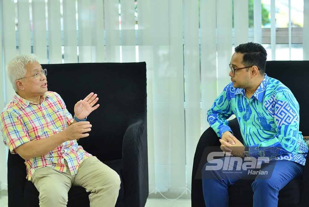 Hussamuddin (kiri) berbual mesra bersama Azlan Shah ketika menyambut ketibaan beliau ke Kumpulan Karangkraf.
FOTO: ASRIL ASWANDI SHUKOR