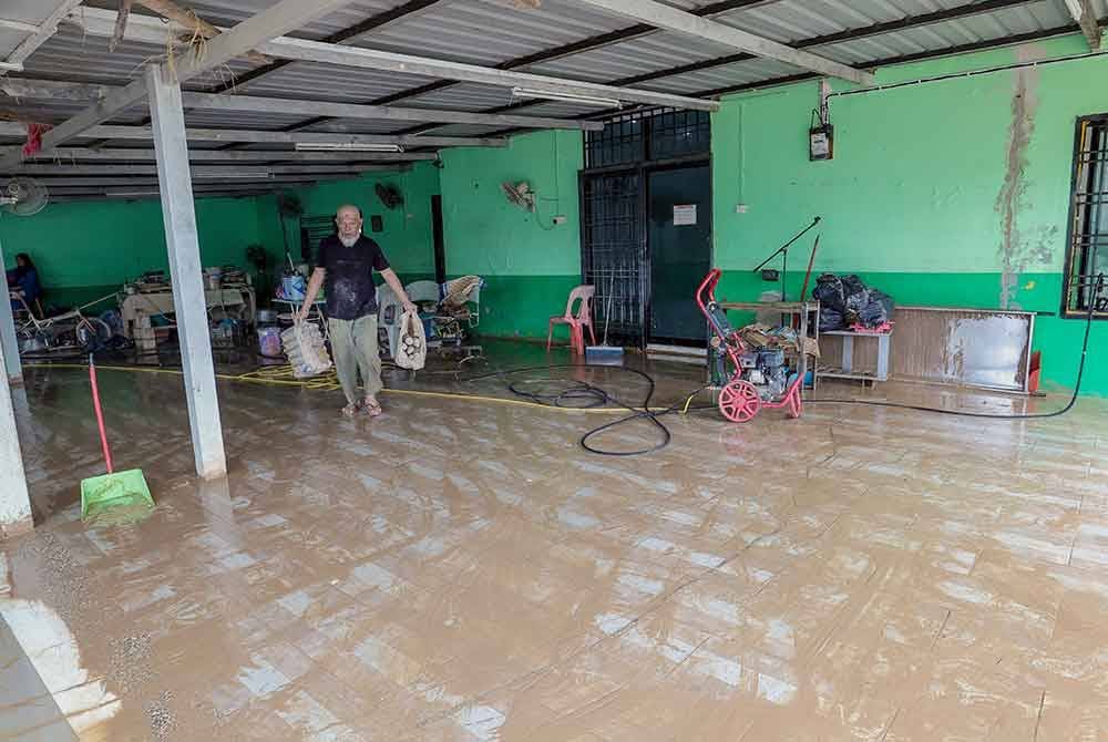 Seorang petugas Surau Al-Hijrah giat melakukan pembersihan surau yang ditenggelami banjir besar pada 19 Mac lalu ketika tinjauan Bernama di Kampung Pasir Tebrau hari ini.