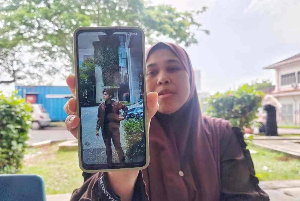 Jamilah menunjukkan gambar kenangan anaknya, Muhammad Syabil Hakimi.
