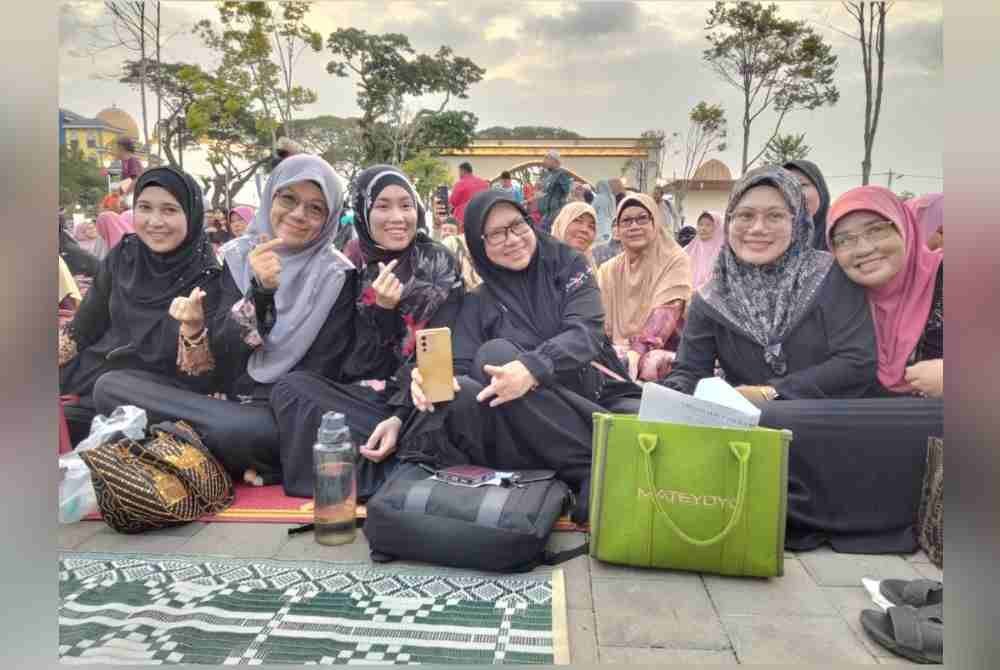 Hana Hyliaanah (depan, tiga dari kiri) menghadiri Majlis Penyampaian sumbangan Hari Raya Aidilfitri dan Berbuka Puasa Bersama Peserta Kursus Fardu Ain Mingguan Saudara Baharu 1446H/2025M bersama rakan-rakannya.