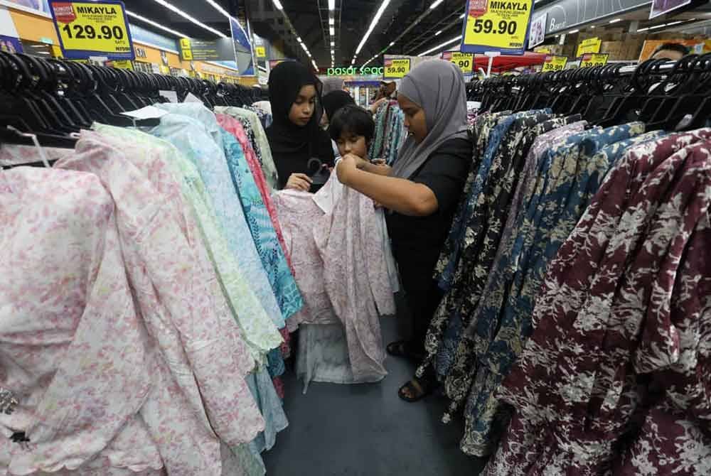 Seramai 200 keluarga dalam DUN Tualang Sekah terpilih menerima wang tunai RM150 bagi membeli keperluan dan persiapan raya melibatkan peruntukan keseluruhan RM30,000.
