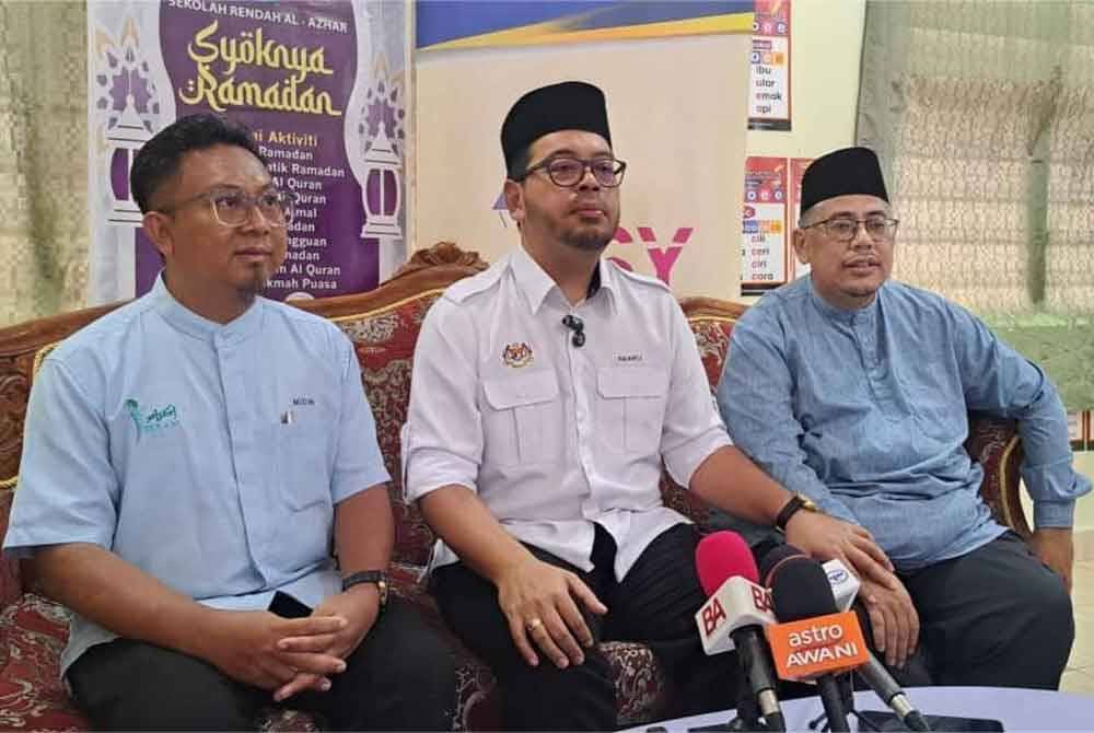 Zulkifli (tengah) pada sidang akhbar di Jitra.