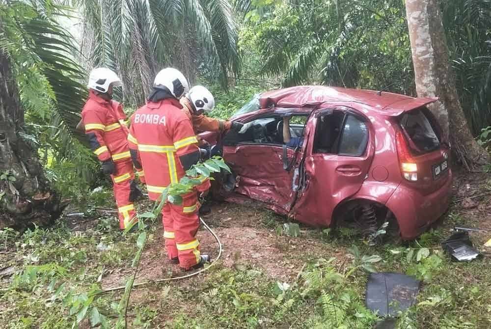 Anggota bomba dari BBP Jengka menggunakan peralatan menyelamat bagi mengeluarkan mangsa yang tersepit.FOTO JBPM PAHANG